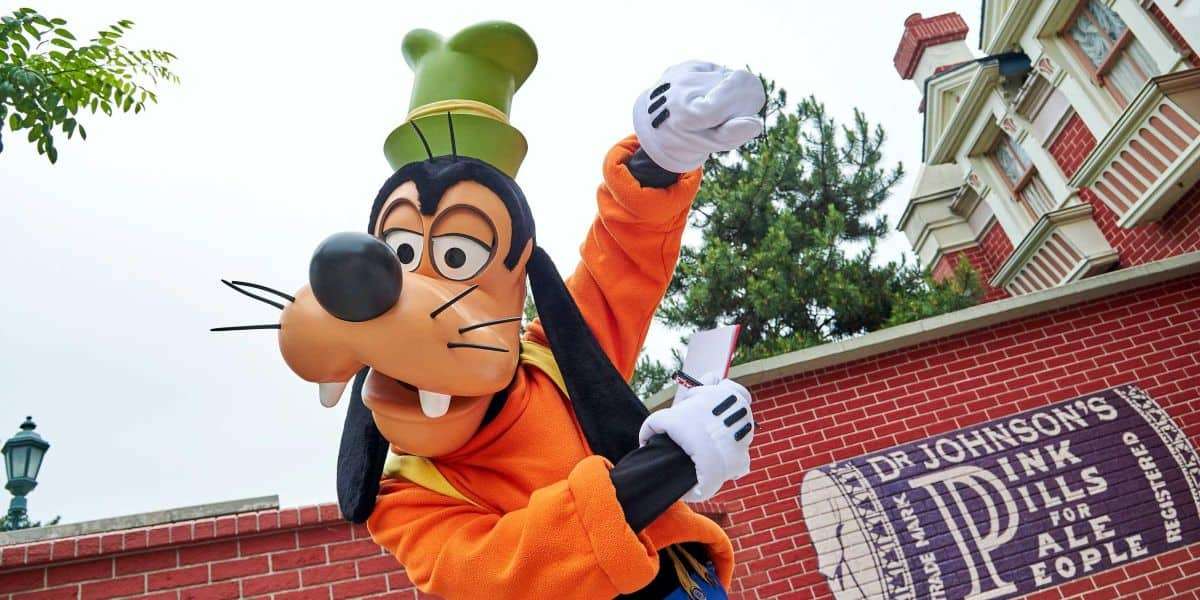 “Unmasking the Magic: Disney Cast Member’s Unfortunate Encounter as Goofy Sheds Light on Park Etiquette”