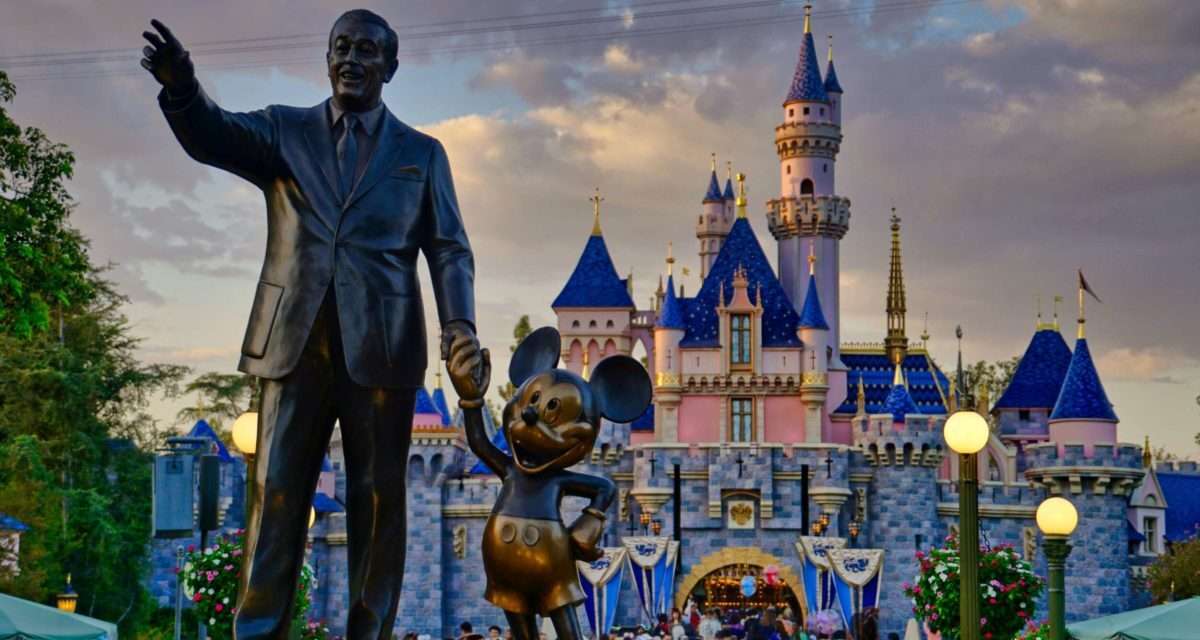 Disneyland Resort Cast Members Stand Together for Union Buttons ✊