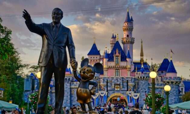 Disneyland Resort Cast Members Stand Together for Union Buttons ✊