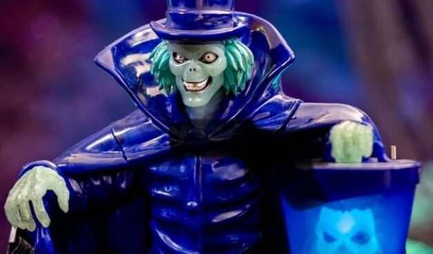 “Unveiling the Hatbox Ghost Sipper: A Frighteningly Fun Souvenir Debuts at Disneyland!”