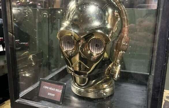 “Unveiling the Galactic Splendor: C-3PO Replica Head Lands at Disneyland Resort!”